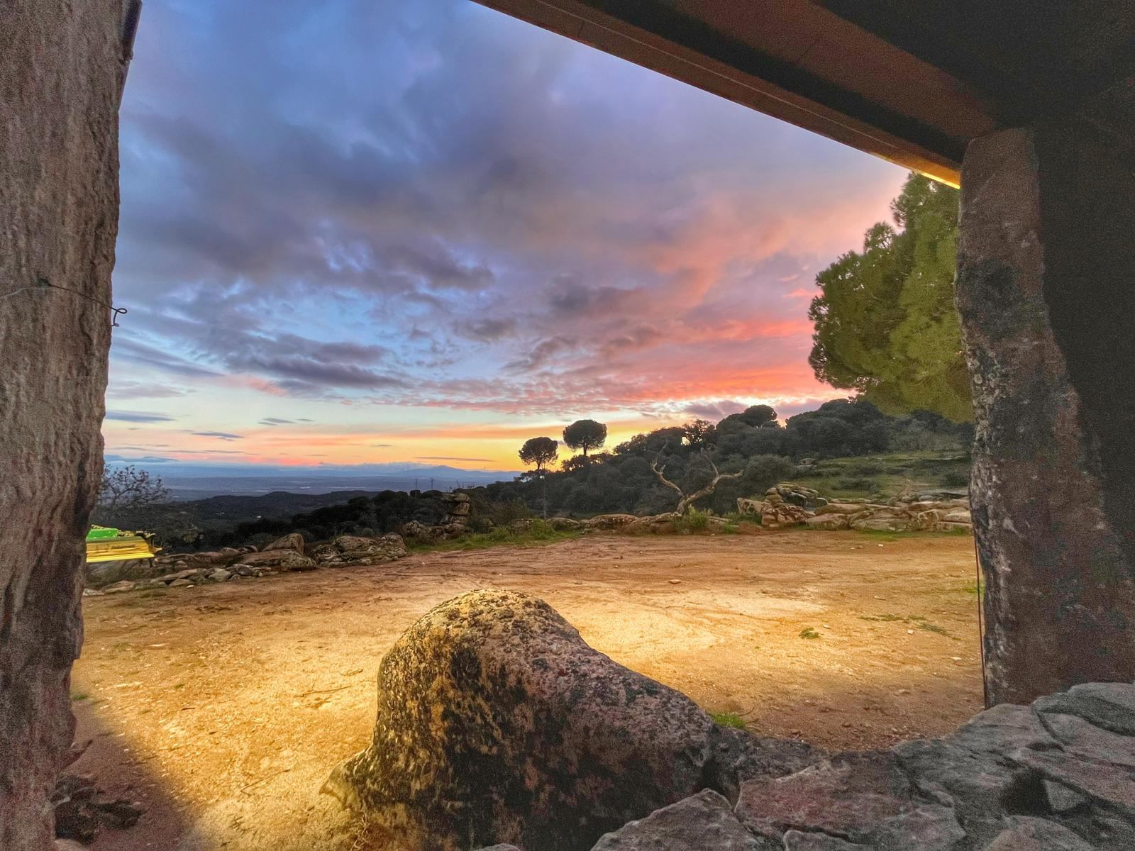 Vista del territorio desde el interior de un hide al atardecer